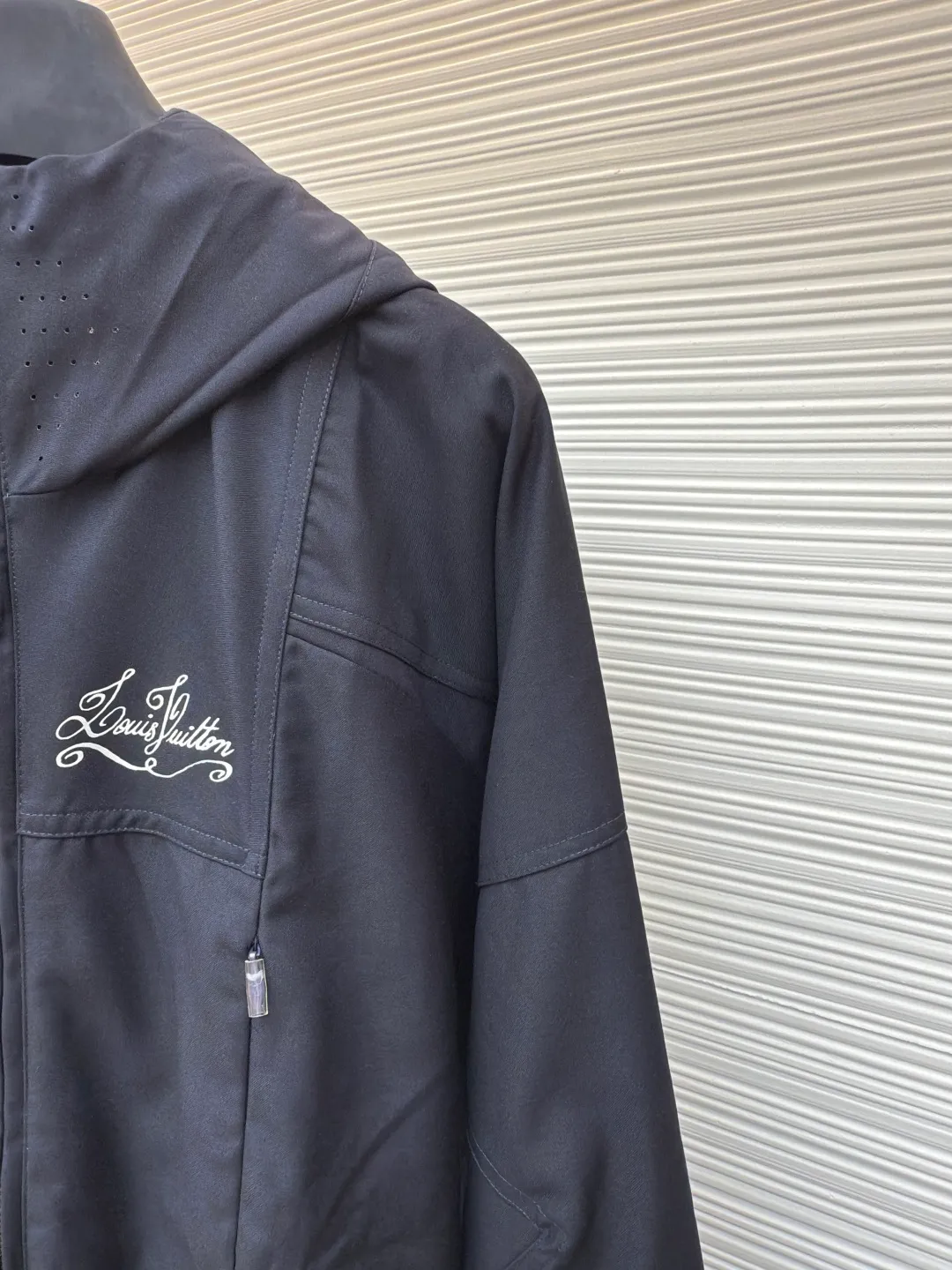 LOUIS VUITTON hooded windbreaker jacket ●Authentic product: Purchased and developed for 31000 ●Item number: 1680632-C10 ●Fabric: waterproof fabric ●Technology: made on positioning cutting machine ●Version: fitted version ●Weight: about 1150 grams ●Size: 42-44-46-48 ●Description: Made of customized Tri-Durance waterproof and rainproof fabric , a full set of accessories are customized, YKK two-way zippers, and all hardware are molded and customized to provide the performance required in the alpine environment. It is thin and wear-resistant, windproof, waterproof and breathable. It is suitable for a variety of activities. It is compatible with StormHood™. The hood is well protected and does not affect the line of sight. Step in The pockets are equipped with WaterTight™ zippers for easy access to items, and the zippers facilitate quick ventilation. The splicing design allows for free movement. There is a logo print on the chest, a printed design on the brim, and engraved buttons on the cuffs. The overall routing is straight and delicate. The fabric is comfortable and soft, with consistent colors and no color difference. It can be matched with the same style to create a fashionable look, and can be used in various occasions. Customized accessories, complete with three standards, same style for men and women!